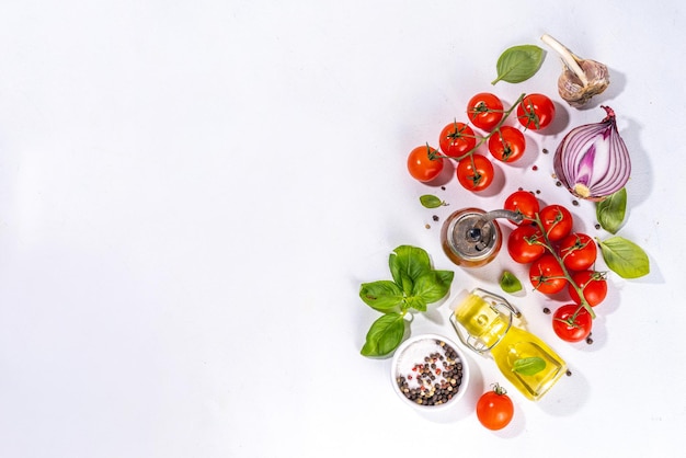 Fondo bianco della tavola dell'ingrediente di cottura