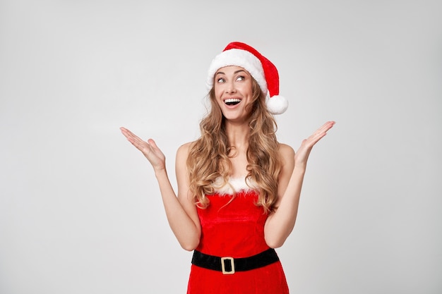 Fondo bianco dello studio del cappello di Sants di Natale della donna