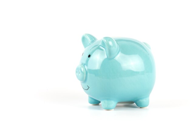 Fondo bianco isolato porcellino salvadanaio blu per il concetto di affari di risparmio dei soldi