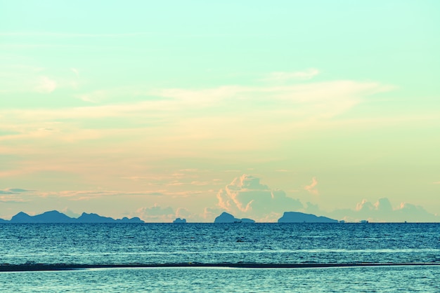 Fondo bianco luminoso delle nuvole di skay del mare blu di vista sul mare