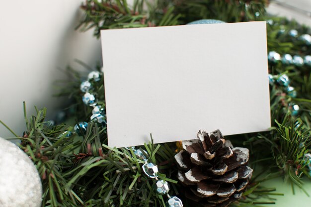 Fondo bianco per la firma sullo sfondo di un decoro natalizio con un albero di Natale e una ghirlanda blu