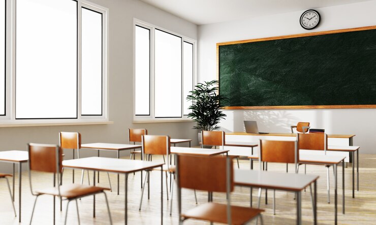 Fondo bianco vuoto dell'aula con la tavola e la sede verdi della lavagna sul pavimento di legno. Istruzione e concetto di ritorno a scuola. Interni di architettura. Tema del distanziamento sociale. Rendering di illustrazioni 3D