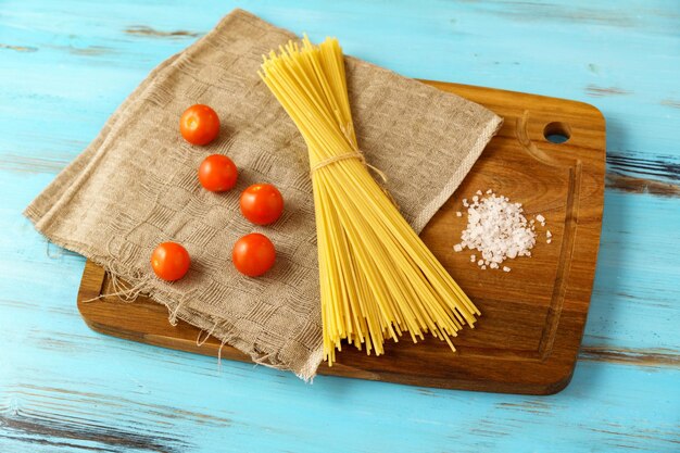 Fondo blu del cibo crudo della pasta italiana degli spaghetti