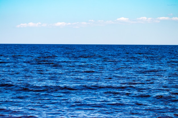 Fondo blu del cielo e del mare - vista sopra.