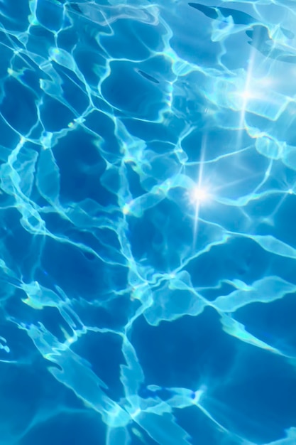 Fondo blu dell'acqua dell'ondulazione, riflesso del sole dell'acqua della piscina