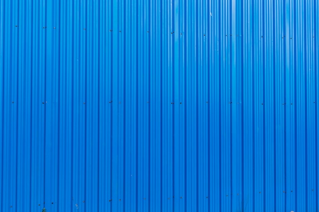 Fondo blu di struttura delle bande verticali della superficie di metallo
