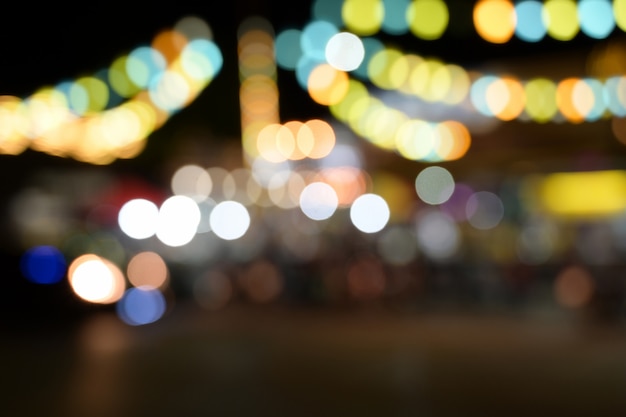 Fondo circolare del bokeh delle luci offuscanti della città