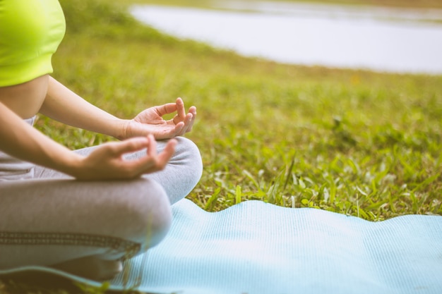 Fondo confuso del fuoco selettivo di yoga