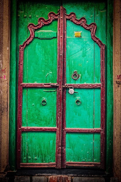 Fondo d'annata della vecchia porta di legno