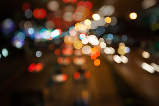 Fondo del bokeh delle iluminazioni pubbliche della città di notte, concetto di oscurità