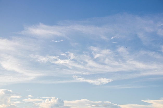 Fondo del cielo blu chiaro