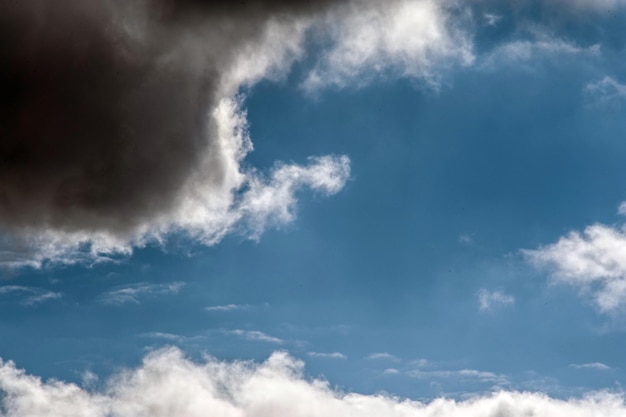 Fondo del cielo blu con la natura di giorno delle nuvole