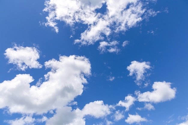 Fondo del cielo blu con le nuvole bianche, nuvole di pioggia su estate soleggiata o il giorno di molla