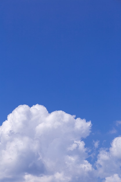 Fondo del cielo blu con le nuvole bianche, nuvole di pioggia su estate soleggiata o il giorno di molla.