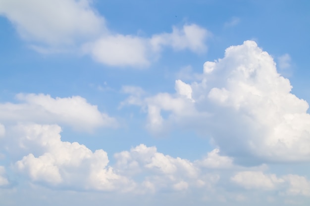 Fondo del cielo blu con le nuvole minuscole. Fondo dell'estratto del cielo blu nuvoloso.