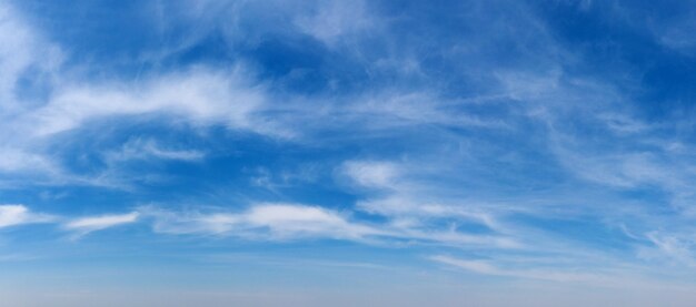 Fondo del cielo blu con le nuvole minuscole. Sfondo panoramico