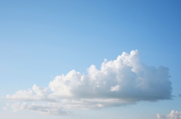 Fondo del cielo blu con lo strom della nuvola.