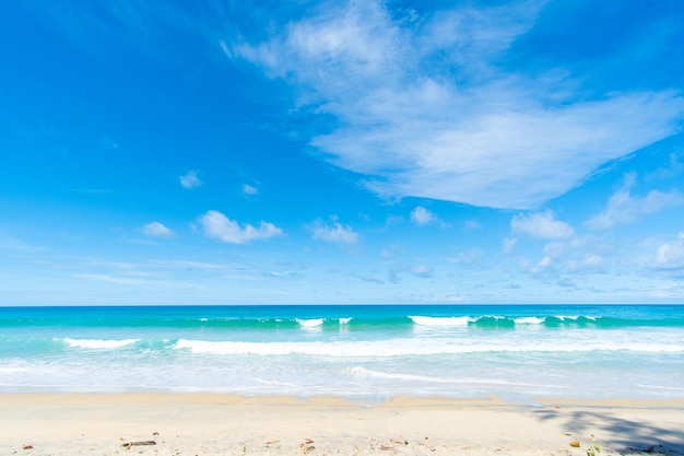 Fondo del cielo blu dell'onda dell'acqua del sole della sabbia del mare della spiaggia