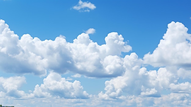 Fondo del cielo blu di Cloudscape con i cumuli