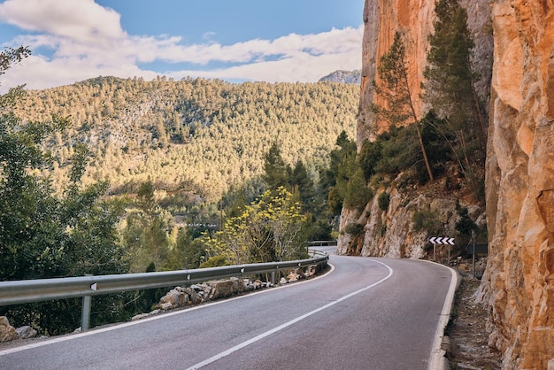 Fondo del cielo della montagna della strada curva