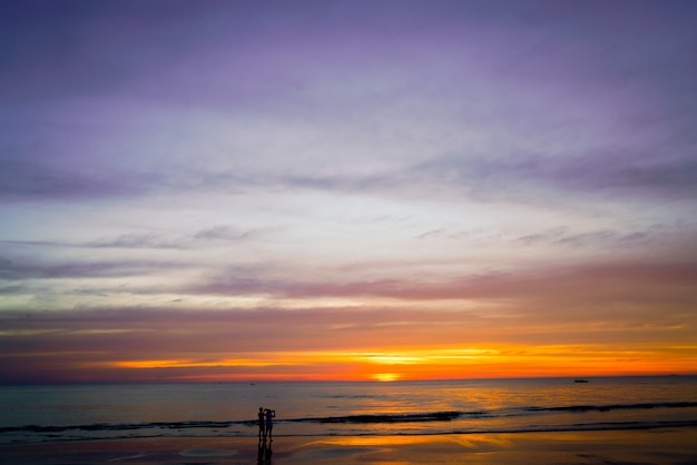 Fondo del cielo di tramonto sulla spiaggia di estate