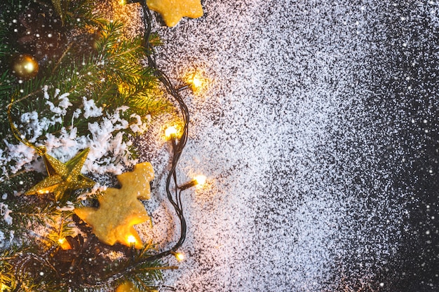 Fondo del confine di Natale con l'abete, le stelle ed il pan di zenzero di Natale.