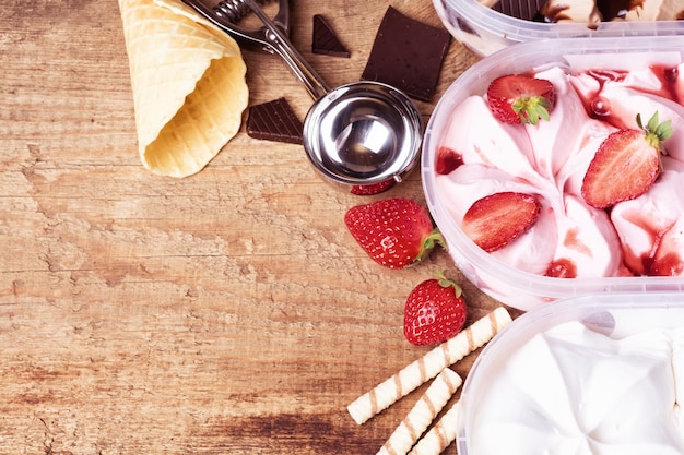 Fondo del gelato del cioccolato alla vaniglia della fragola