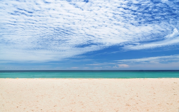 Fondo del mare calmo e del cielo blu