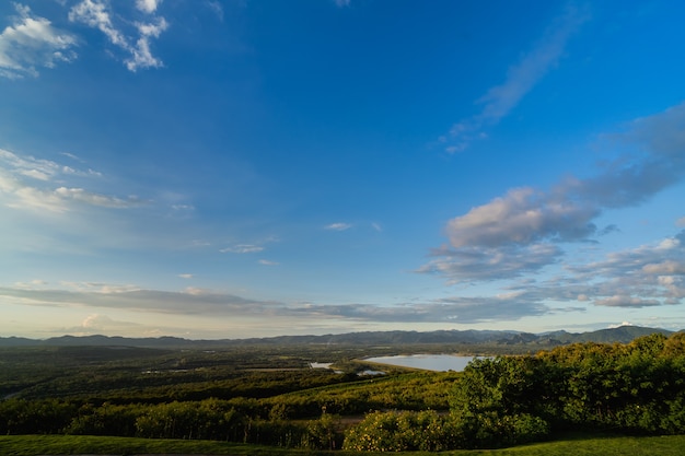 Fondo del paesaggio, cielo blu della montagna e fondo della natura delle nuvole