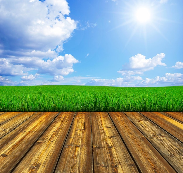 Fondo del pavimento di legno e del cielo blu