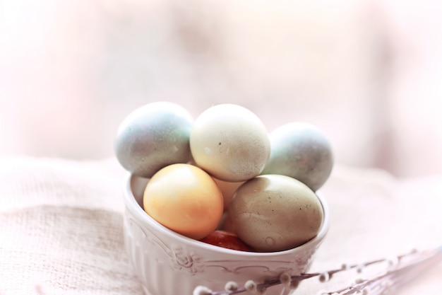 Fondo delicato delle uova di Pasqua dipinto con il fuoco selettivo molto molle di colori naturali