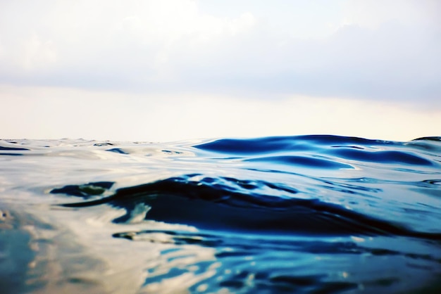 Fondo dell'acqua dell'oceano, primo piano dell'onda