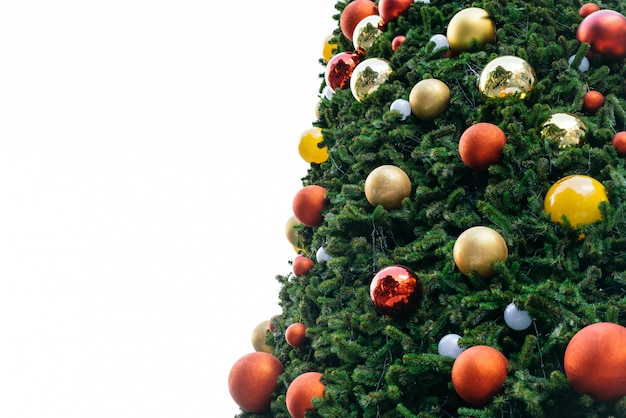 Fondo dell&#39;albero di Natale isolato su bianco, che decorava con ornamenti in rosso e gol