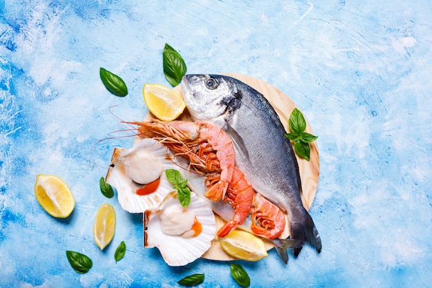 Fondo dell'alimento con il pesce di mare sull'azzurro.