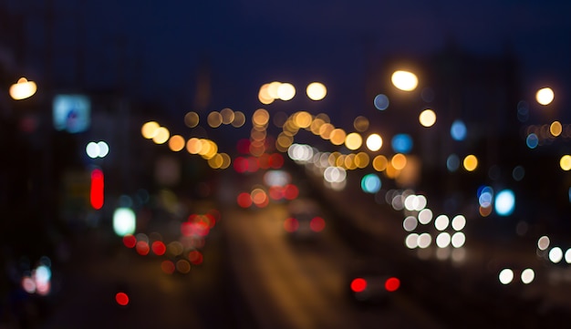 Fondo dell&#39;estratto del bokeh filtrato notte Defocused della città.