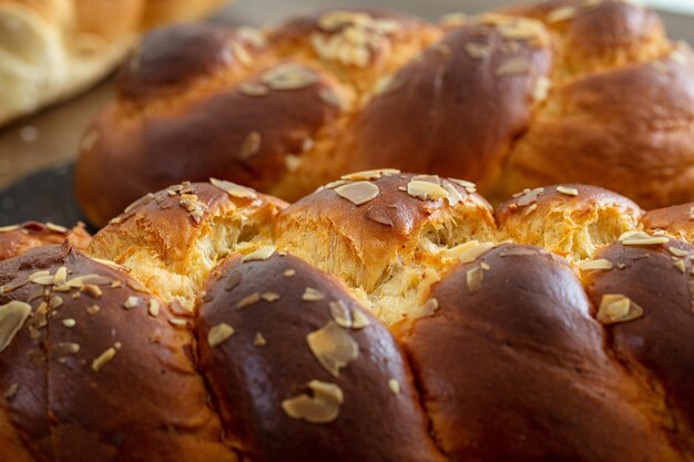 Fondo della brioche del pane dolce della treccia di tsoureki del greco di Pasqua