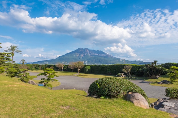 Fondo della montagna, del mare e del cielo blu di Sakurajima, Kagoshima