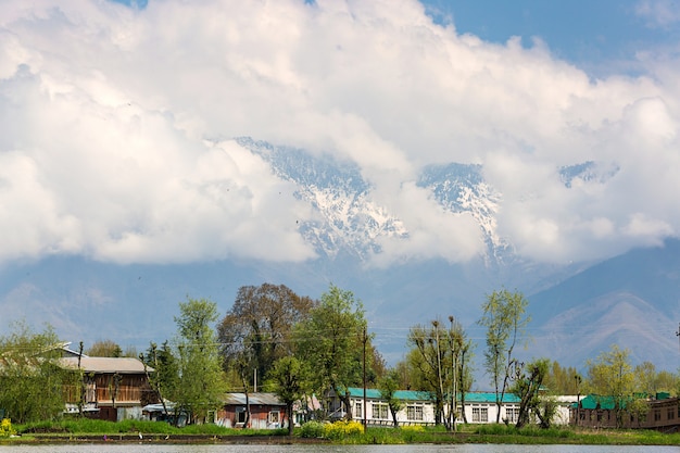 Fondo della montagna del villaggio locale lungo il confine del lago dal a Srinagar, Kashmir, India