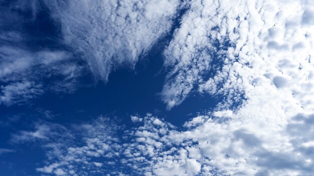 Fondo della natura del cielo blu nel giorno del buon tempo.