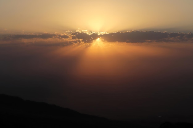 Fondo della natura del cielo di alba e tramonto