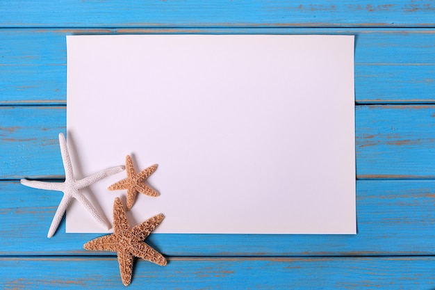 Fondo della piattaforma di legno della vecchia spiaggia blu stagionata delle stelle marine