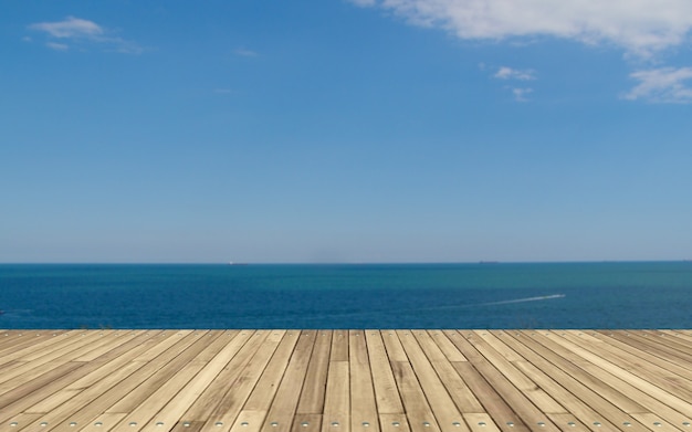 Fondo della plancia della piattaforma con il mare