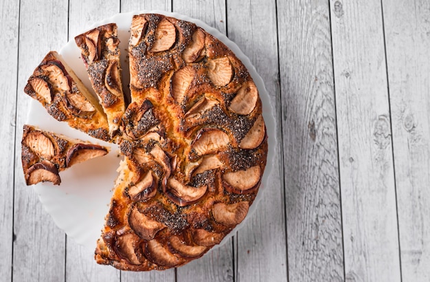 Fondo della ricetta del forno del Ringraziamento Tradizionale torta di mele americana con semi di papavero e frutta