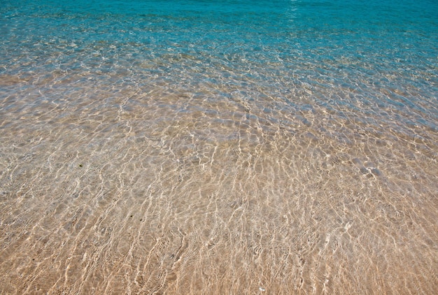 Fondo della spiaggia calma bella onda oceanica sulla spiaggia sabbiosa vista mare dalla spiaggia del mare tropicale