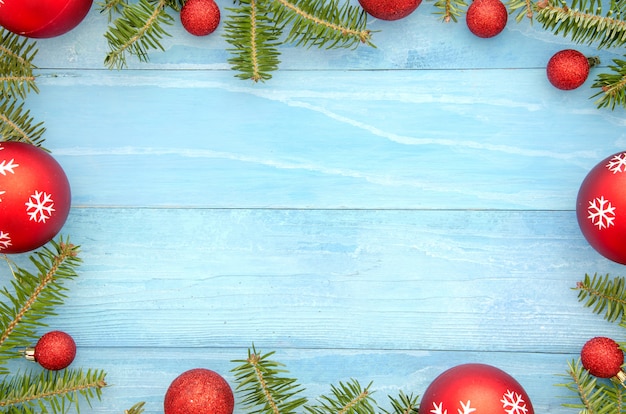 Fondo della struttura di Natale con la decorazione rossa delle palle e l&#39;albero di abete. su sfondo blu