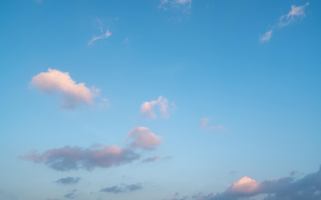 Fondo delle nuvole e del cielo blu all'aperto