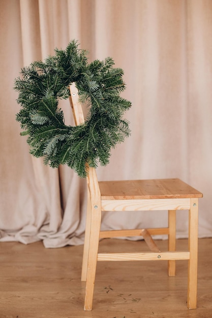 Fondo dello studio della sedia di legno della decorazione della corona di Natale