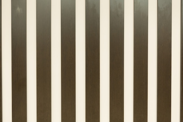 Fondo di colore beige con strisce verticali colorate, sfumature di marrone e bianco