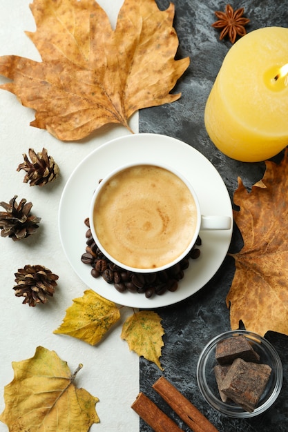 Fondo di concetto di autunno accogliente con bevanda al caffè