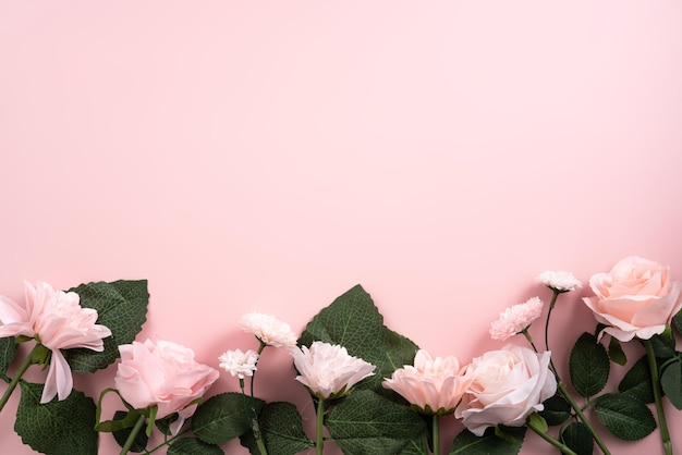 Fondo di concetto di disegno di San Valentino e festa della mamma con fiore rosa e regalo su sfondo rosa